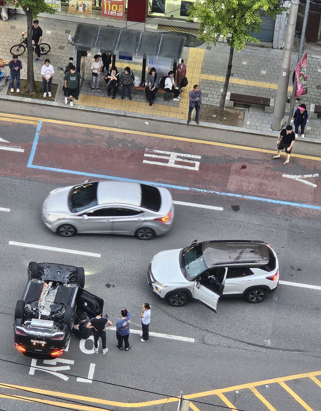 대구 월배시장 앞 도로서 SUV 충돌…스포티지 차량 전복