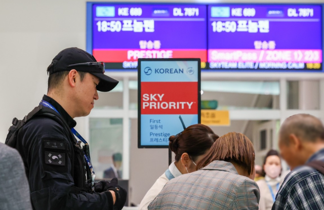 캄보디아행 항공편 승객들 대상으로 안전활동 벌이는 경찰. 자료사진 연합뉴스