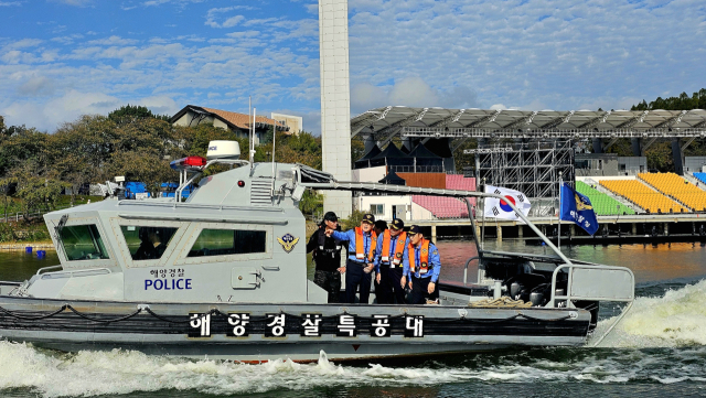 17일 오후 APEC 정상회의가 개최되는 경주 보문호수에서 김용진 해양경찰청장과 해양경찰특공대가 테러 예방을 위해 위험 요소가 있는지 점검하고 있다. 포항해양경찰서 제공.