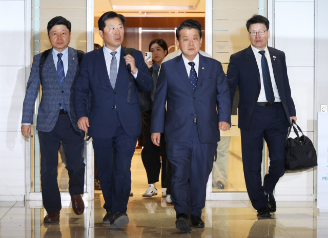 더불어민주당 김병주 최고위원(오른쪽 두번째)을 단장으로 한 재외국민 안전대책단이 한국인 납치, 구금 사태에 대응하기 위해 15일 인천국제공항을 통해 캄보디아로 출국하고 있다. 연합뉴스