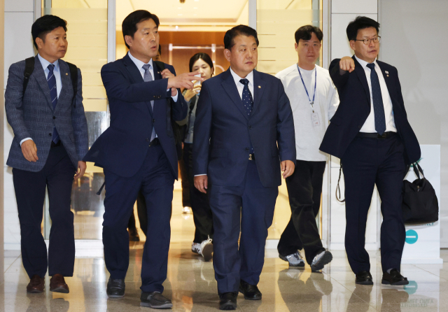 더불어민주당 김병주 최고위원을 단장으로 한 재외국민 안전대책단이 한국인 납치, 구금 사태에 대응하기 위해 15일 인천국제공항을 통해 캄보디아로 출국하고 있다. 연합뉴스