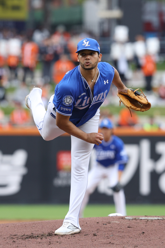 삼성 라이온즈의 헤르손 가라비토가 18일 대전에서 열린 프로야구 플레이오프 1차전 한화 이글스와의 경기에 선발 등판해 투구하고 있다. 삼성 제공