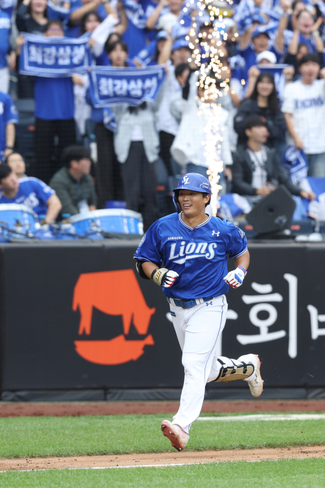 삼성 라이온즈의 김태훈이 18일 대전에서 열린 프로야구 플레이오프 1차전 한화 이글스와의 경기 4회초 역전 솔로 홈런을 터뜨린 뒤 홈으로 들어오고 있다. 삼성 제공