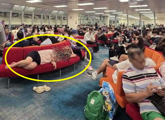 싱가포르 창이공항 대기 구역에서 한국인으로 추정되는 모녀가 공용 벤치 여러 개를 차지한 채 누워 있는 모습. 온라인 커뮤니티