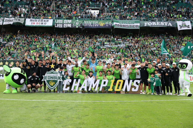 전북 현대 선수들이 올 시즌 K리그1 우승을 기념하고 있다. 한국프로축구연맹 제공