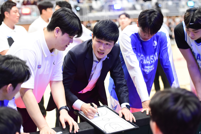강혁 대구 한국가스공사 페가수스 감독이 18일 수원에서 열린 수원 KT 소닉붐과의 경기 도중 작전 시간을 활용해 선수들에게 작전 지시를 하고 있다. KBL 제공