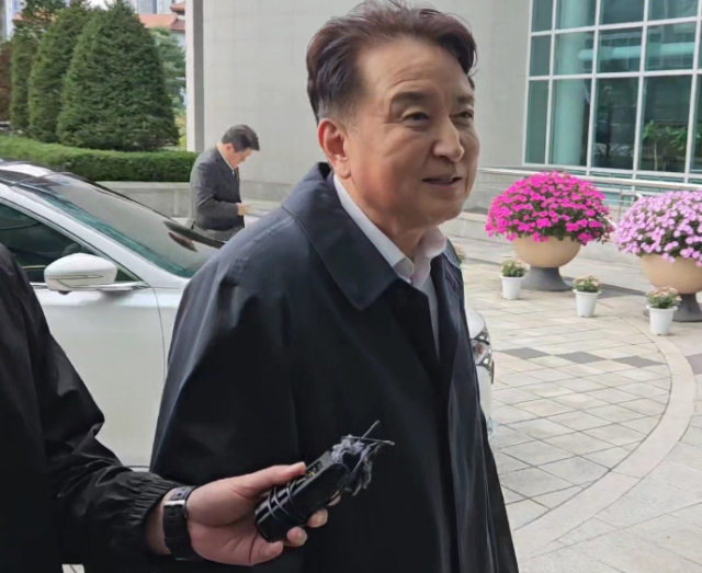지역 체육계 인사들로부터 돈봉투를 수수한 의혹을 받는 김영환 충북지사가 19일 오전 충북경찰청 반부패경제범죄수사대에 출석하고 있다. 연합뉴스