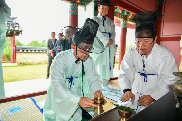 유정근 영주시장 권한대행이 인삼축제의 시작을 알리는 개삼터 고유제를 올리고 있다. 영주시 제공