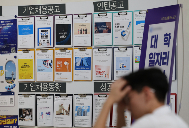 9월 취업자 수가 30만명 이상 늘며 19개월 만에 가장 큰 폭 증가세를 기록했다. 하지만 청년층 고용률은 45.1%로 1년 전보다 0.7%포인트(p) 낮아졌고 17개월째 하락세에서 벗어나지 못하고 있다. 사진은 17일 서울 한 대학교 일자리플러스센터 채용 게시판 모습. 연합뉴스