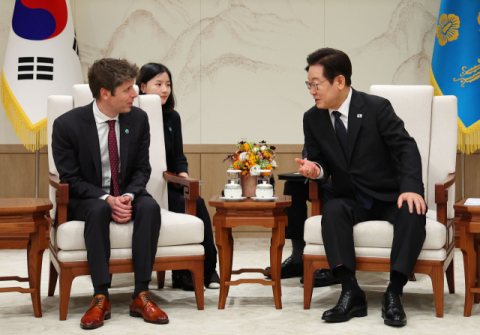 정부 과도한 기업 규제, AI·반도체 성장 막는다