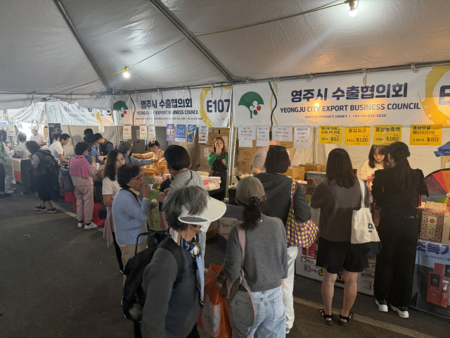 LA 한인축제에 참가한 영주시 우수 농특산품이 현지인들로부터 뜨거운 호응을 얻었다. 영주시 제공