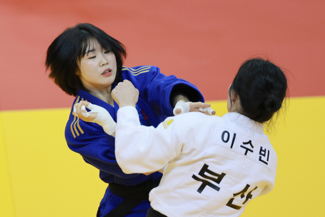 18일 부산 부경대학교 대연캠퍼스체육관에서 열린 제106회 전국체육대회 유도 여자 일반부 57㎏급 8강전에서 허미미(경북체육회)가 이수빈(부산북구청)을 상대하고 있다. 연합뉴스