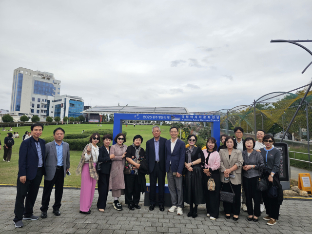 지난 17일 오후 광주 동구 충장축제 현장을 찾은 대구서문시장연합회 회원들이 기념촬영을 하고 있다. 서문시장연합회 제공