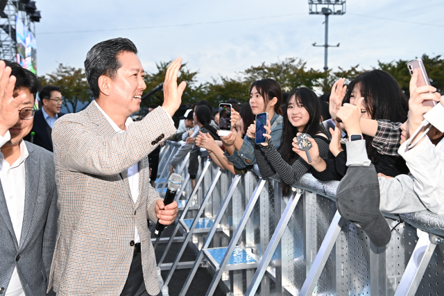 김장호 구미시장이 지난 18일 열린 2025구미청춘힙합페스티벌에서 청년 관객들과 인사를 나눴다. 구미시 제공