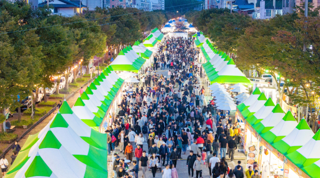 2025 구미푸드페스티벌이 지난 18~19일 송정맛길에서 진행된 가운데, 20만 명이 방문하며 성황리에 마무리했다. 구미시 제공