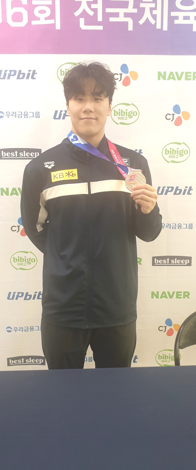 지유찬 선수가 18일 부산사직종합운동장 실내수영장에서 열린 제106회 전국체육대회남자 경영 남자 일반부 접형 50ｍ 동메달을 목에 걸고 인터뷰를 하고 있다. 전창훈 기자