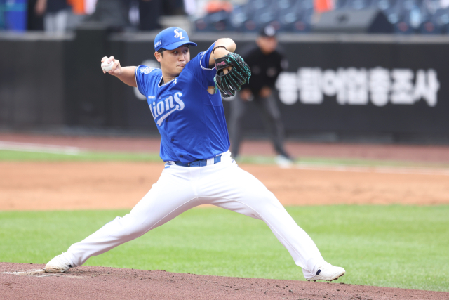 삼성 라이온즈의 최원태가 19일 대전에서 열린 프로야구 플레이오프 한화 이글스와의 경기에 선발 등판해 역투하고 있다. 삼성 제공
