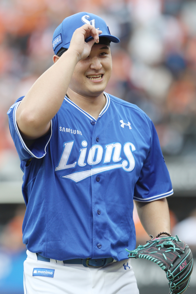 삼성 라이온즈의 최원태가 19일 대전에서 열린 프로야구 플레이오프 한화 이글스와의 경기에 선발 등판해 투구 도중 웃음 짓고 있다. 삼성 제공