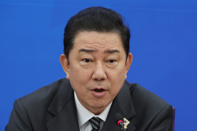더불어민주당 김병기 원내대표가 19일 서울 여의도 국회에서 국정감사 등 현안 관련 기자간담회를 하고 있다. 연합뉴스