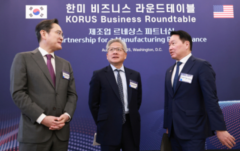 'AI 황제' 젠슨 황 APEC 참석 확정…韓 신산업 공급망 존재감 과시 