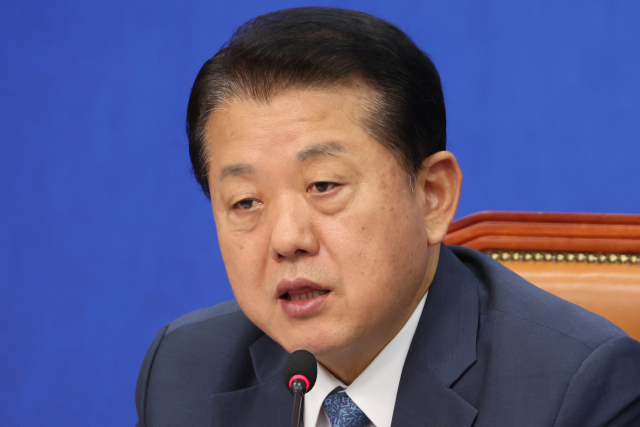 더불어민주당 재외국민안전대책단 단장인 김병주 최고위원이 19일 서울 여의도 국회에서 20대 한국인 3명 구출 등 캄보디아 현지 활동 성과에 대해 브리핑하고 있다. 연합뉴스