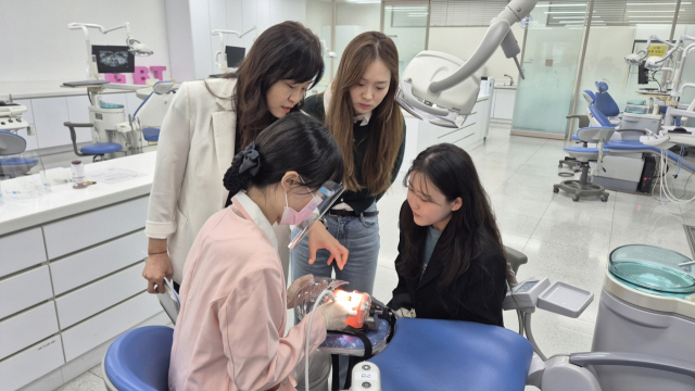 대구과학대에서 17일 진행한 2026학년도 수시모집 면접에서 치위생과 면접 응시생들이 실습 체험을 하고 있다. 대구과학대 제공