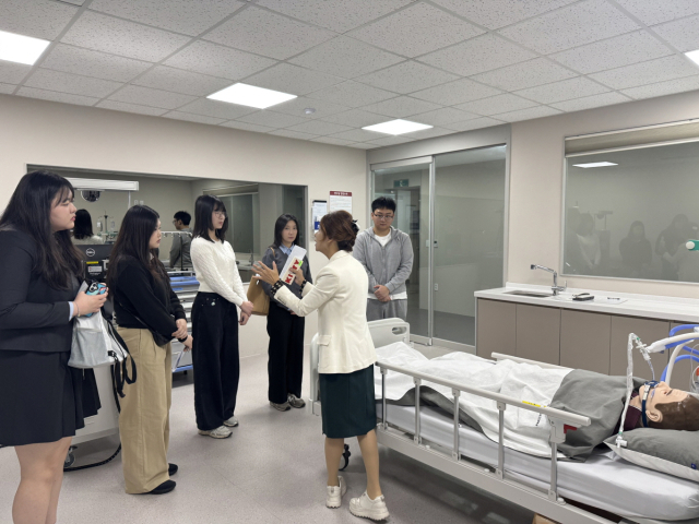 대구과학대에서 17일 진행한 2026학년도 수시모집 면접에서 간호학과 면접 응시생이 실습실 체험을 하고 있다. 대구과학대 제공