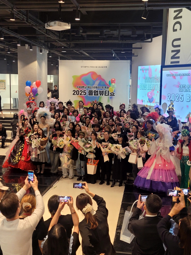 수성대 뷰티스타일리스트과 학생들의 작품으로 뷰티쇼를 진행하고 있다. 수성대 제공