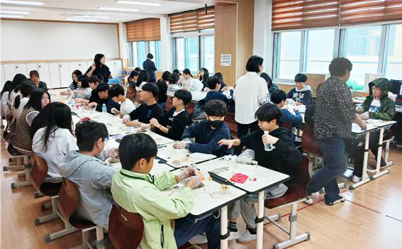 부용향을 빚고 향을 맡아보는 오감 힐링 체험하는 영주 동부초등학교 학생들. 대구한의대 제공