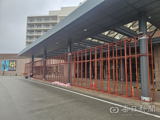 경주 힐튼호텔 로비 주변으로 굵은 쇠파이프가 세워지고 있다. 도널드 트럼프 미 대통령의 숙박이 예상되는 이 곳은 APEC 기간 중 철저한 보안장비로 감싸일 예정이다. 신동우 기자