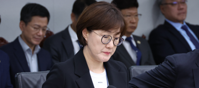 김현지, 국감 첫날 휴대폰 2번 교체…李 의혹 때마다 바꿨다