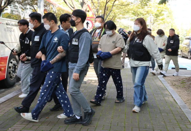 20일 오전 충남 홍성 대전지법 홍성지원에서 구속 전 피의자심문(영장실질심사)을 마친 일부 캄보디아 송환 피의자들이 법정을 나오고 있다. 이날 홍성지원에서는 충남경찰청에서 사기 혐의로 수사받는 캄보디아 송환 한국인 45명의 영장실질심사가 열리고 있다. 연합뉴스