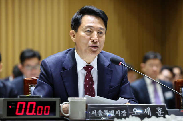 오세훈 서울시장이 20일 서울시청에서 열린 서울시에 대한 국회 국토교통위원회 국정감사에서 위원들의 질의에 답하고 있다. 연합뉴스