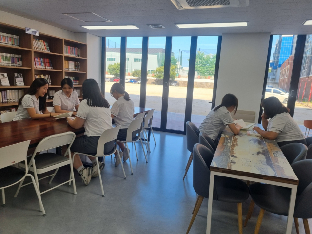 경북여상은 문해력 향상 자기주도학습, 독서 활동, 학습자 중심 교육과정 운영 등 학업 역량 향상을 위한 교육활동을 중점 정책으로 삼고 있다. 학생들이 도서관 연계 수업을 진행하는 모습. 경북여상 제공