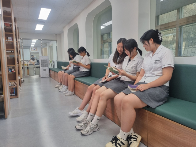 경북여상은 문해력 향상 자기주도학습, 독서 활동, 학습자 중심 교육과정 운영 등 학업 역량 향상을 위한 교육활동을 중점 정책으로 삼고 있다. 학생들이 도서관 연계 수업을 진행하는 모습. 경북여상 제공