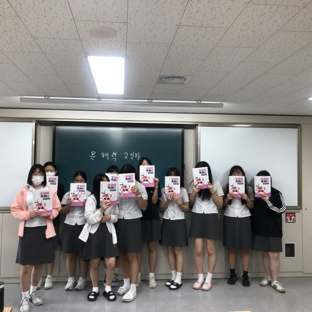 경북여상은 문해력 향상 자기주도학습, 독서 활동, 학습자 중심 교육과정 운영 등 학업 역량 향상을 위한 교육활동을 중점 정책으로 삼고 있다. 아침 자습 시간 학교에서 자체 편집한 문해력 교재로 독서 활동을 하는 모습. 경북여상 제공