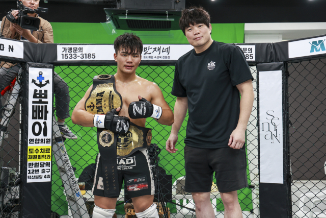 KMMA 라이트급 잠정 챔피언이 된 이현우. KMMA 제공