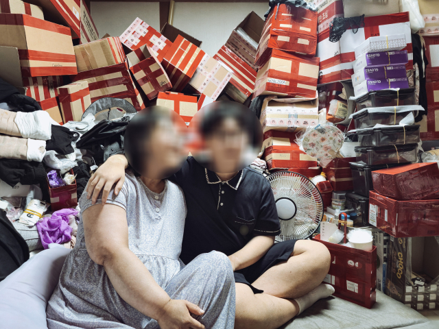 유방암 말기 환자인 허영미(55·가명) 씨와 수험생, 중학생인 두 아들은 상자와 각종 집기가 쌓여 발 하나 들일 틈 없는 원룸에서 빚에 허덕이며 지내고 있다. 김지효 기자