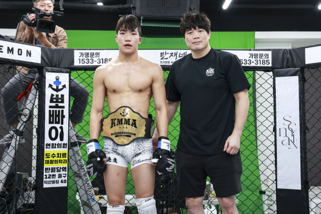 KMMA 페더급 챔피언에 등극한 김지경. KMMA 제공