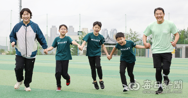 박정만·김하나 부부가 세 아들과 함께 대구시 남구구민운동장에서 손을 잡고 달리기를 하고 있다. 정운철 기자 woon@imaeil.com