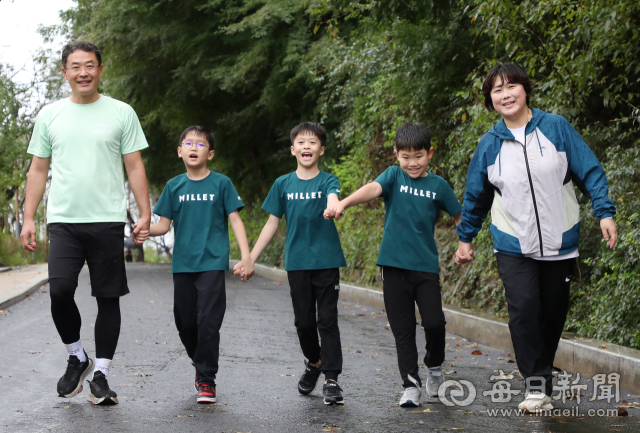 박정만·김하나 부부가 아들 셋과 함께 대구 앞산 고산골에서 주말 산책을 하고 있다. 정운철 기자 woon@imaeil.com