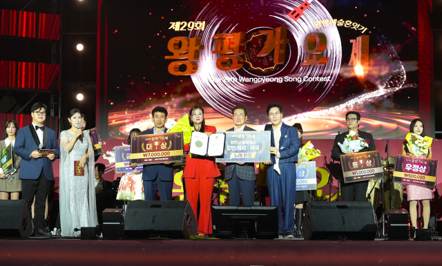 17일부터 19일까지 영천시 전역에서 열린 5개 축제 행사의 대미를 장식한 영천왕평가요제 시상식 모습. 영천시 제공