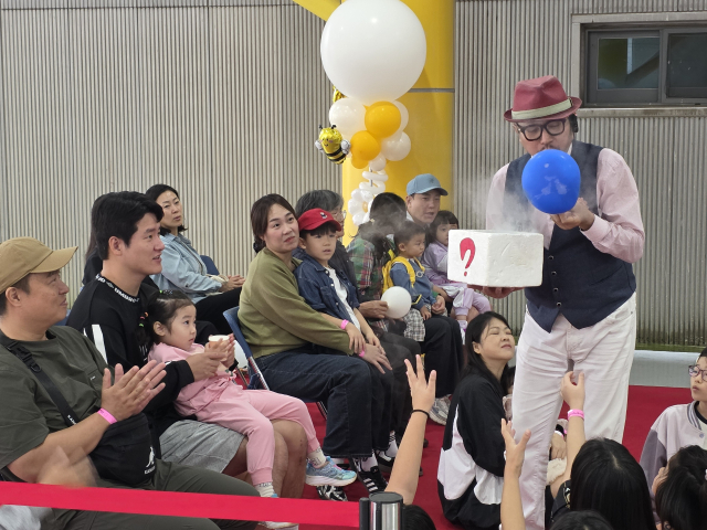 성주과일어린이과학체험관 누적 관람객 5만명 돌파 기념으로 열린 창의실험을 어린이와 부모들이 호기심어린 눈으로 바라보고 있다. 성주군 제공