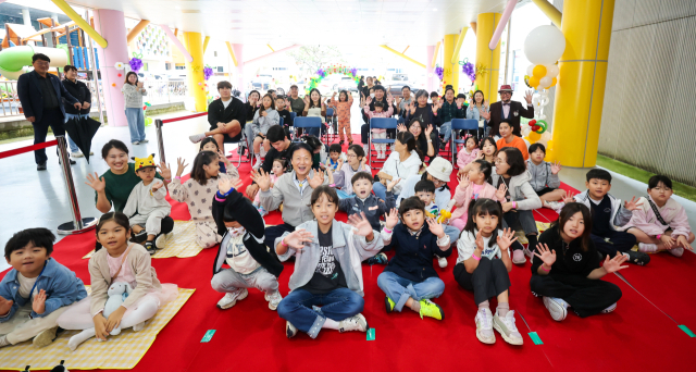 이병환 성주군수와 어린이들이 성주과일어린이과학체험관 누적 관람객 5만명 돌파를 환호하고 있다. 성주군 제공