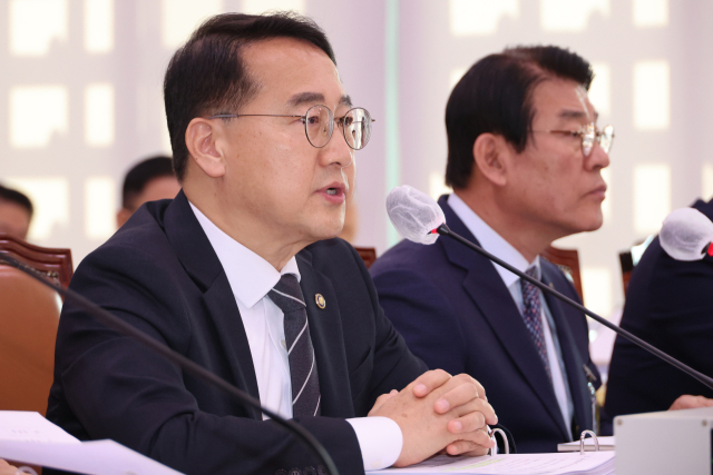 김인호 산림청장이 20일 국회 농림축산식품해양수산위원회에서 열린 산림청 등에 대한 국정감사에서 위원 질의에 답하고 있다. 연합뉴스