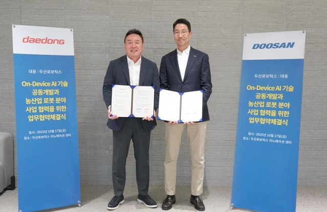 지난 17일 김민표 두산로보틱스 대표(오른쪽)가 원유현 대동 대표와 