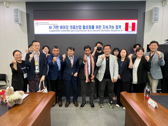 케이메디허브 첨단의료기기개발지원센터는 페루 3개 도시 시장과 AI 기반 바이오 의료산업 활성화 방안을 논의하고 협력을 강화하기로 했다고 20일 밝혔다. 케이메디허브 제공