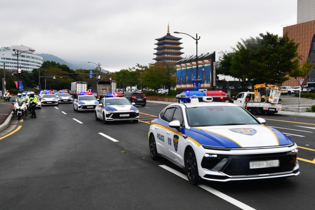아시아태평양경제협력체(APEC) 정상회의를 앞두고 20일 경북 경주 화백컨벤션센터 앞에서 경찰차와 사이드카가 경호 훈련을 위해 이동하고 있다. 연합뉴스