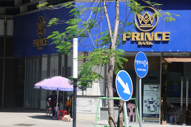 캄보디아에서 한국인 납치·감금 등 조직범죄피해가 잇따라 발생하면서 정부가 이르면 이달 중 범죄조직을 대상으로 금융 제재에 착수할 전망이다. 19일 금융당국에 따르면 금융위원회 산하 금융정보분석원은 캄보디아 범죄 관련자를 금융거래 제한 대상자로 지정하는 방안을 검토 중이다. 유력 제재 대상으로 캄보디아 프놈펜의 