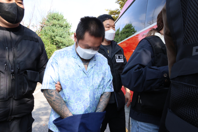 20일 오전 충남 홍성 대전지법 홍성지원에서 구속 전 피의자심문(영장실질심사)을 마친 일부 캄보디아 송환 피의자들이 법정을 나오고 있다. 이날 홍성지원에서는 충남경찰청에서 사기 혐의로 수사받는 캄보디아 송환자 45명의 영장실질심사가 열리고 있다. 연합뉴스